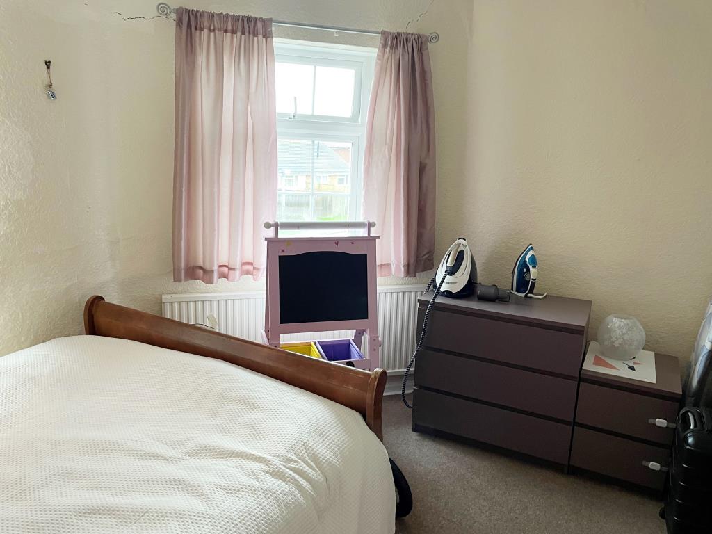 Lot: 85 - TWO FREEHOLD SHOPS PLUS WORKSHOP AND TWO FLATS ABOVE - Bedroom at flat 36A